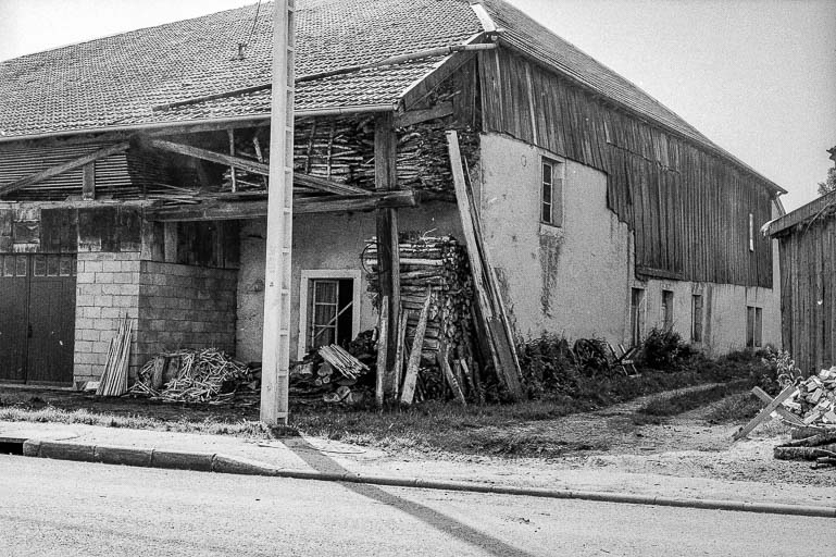 Ferme datée de 1732, cadastrée 1938 F 285 : façades antérieure et latérale droite. © Région Bourgogne-Franche-Comté, Inventaire du patrimoine
