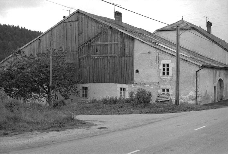 Fermes datées de 1880 et 1706, situées 15 et 15 bis avenue des Turquoises : façades antérieure et latérale gauche. © Région Bourgogne-Franche-Comté, Inventaire du patrimoine