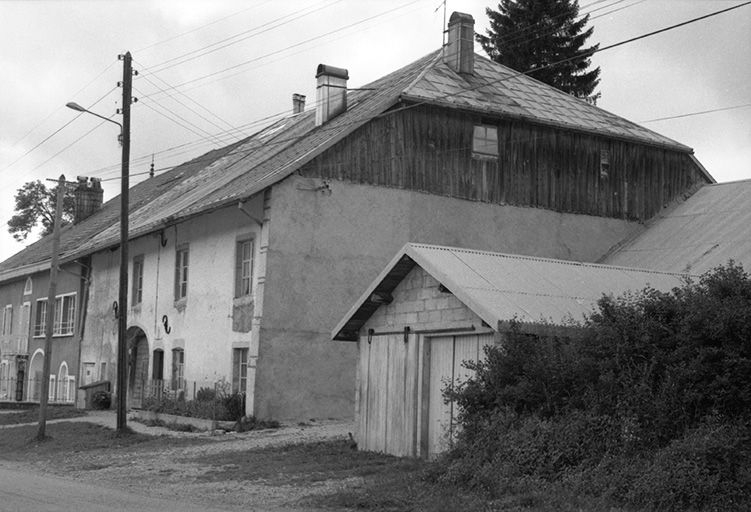 Ferme  datée de 1754, située Grande Rue, cadastrée 1972 AB 18 : façade latérale droite. © Région Bourgogne-Franche-Comté, Inventaire du patrimoine