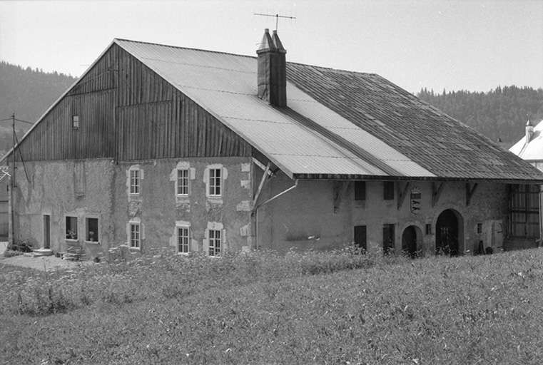 Ferme de 1818, située 11 Grande Rue : façades postérieure et latérale droite. © Région Bourgogne-Franche-Comté, Inventaire du patrimoine