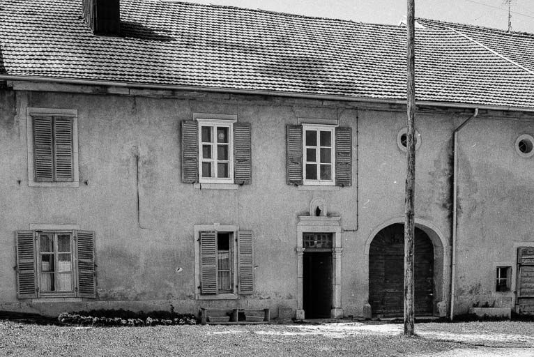 Ferme datée de 1825, située 6 Grande Rue : façade sur rue. © Région Bourgogne-Franche-Comté, Inventaire du patrimoine