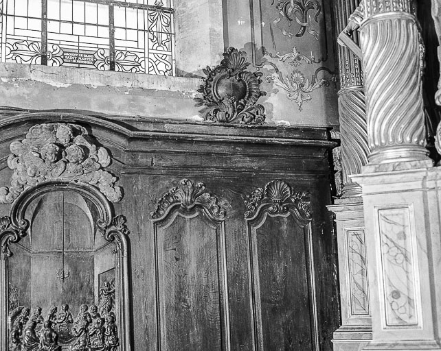 Détail de la partie supérieure des boiseries, côté gauche : 12e et 13e panneaux. © Région Bourgogne-Franche-Comté, Inventaire du patrimoine