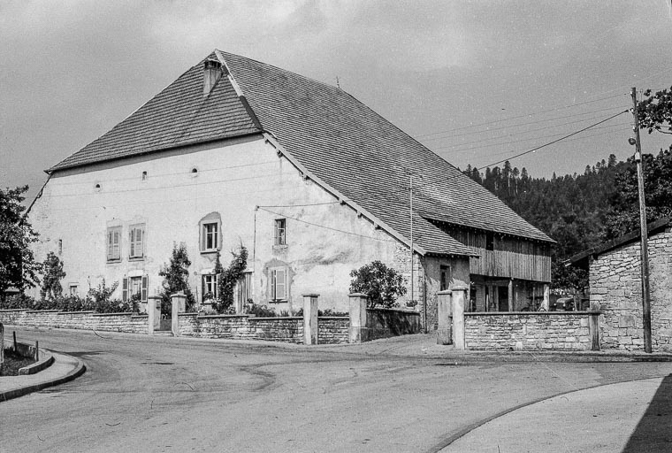 Ferme cadastrée 1972 ZM 7a, située rue du Bois du Désert : vue d'ensemble de trois quarts droit. © Région Bourgogne-Franche-Comté, Inventaire du patrimoine