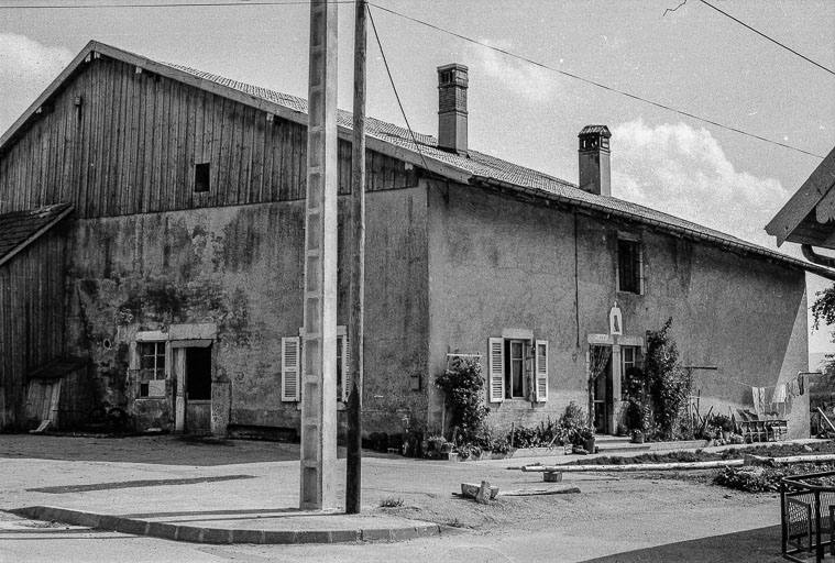 Ferme cadastrée 1972 ZM 82a : façades antérieure et latérale gauche. © Région Bourgogne-Franche-Comté, Inventaire du patrimoine