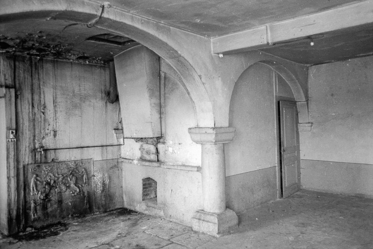 Cuisine : pilier central et four. © Région Bourgogne-Franche-Comté, Inventaire du patrimoine
