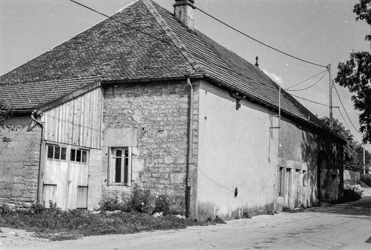 Ferme cadastrée 1961 AC 82 :  : façades antérieure et latérale gauche. © Région Bourgogne-Franche-Comté, Inventaire du patrimoine