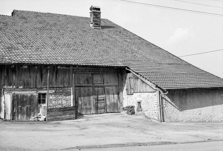 Ferme cadastrée 1962 E 182 : façade latérale droite (?). © Région Bourgogne-Franche-Comté, Inventaire du patrimoine