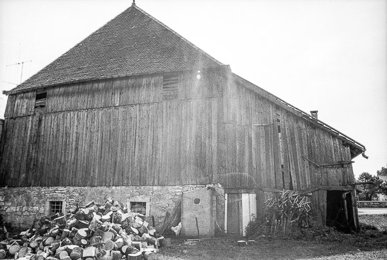 Ferme cadastrée 1962 E 80 : façade latérale (?). © Région Bourgogne-Franche-Comté, Inventaire du patrimoine