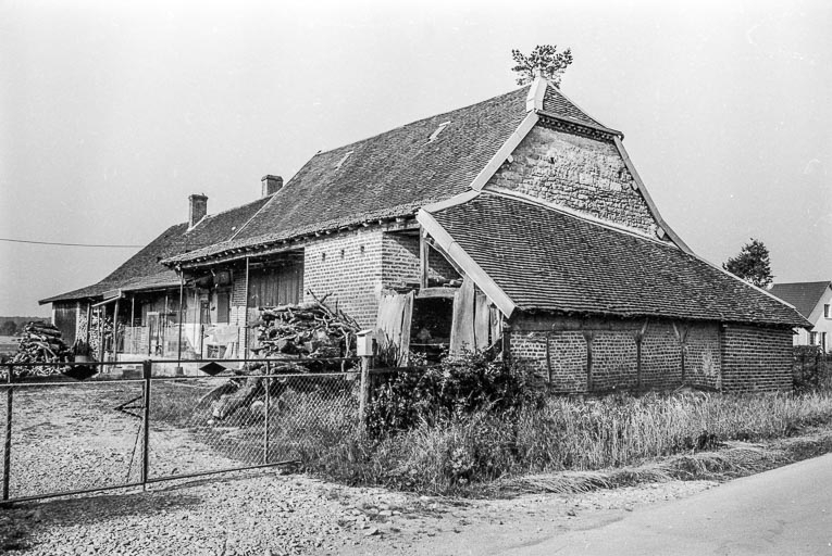 Ferme cadastrée 1956 A2 514-516 : façades antérieure et latérale droite. © Région Bourgogne-Franche-Comté, Inventaire du patrimoine