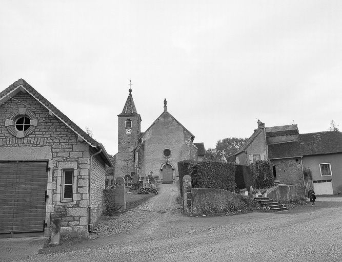 Façade antérieure depuis l'entrée du cimetière. © Région Bourgogne-Franche-Comté, Inventaire du patrimoine
