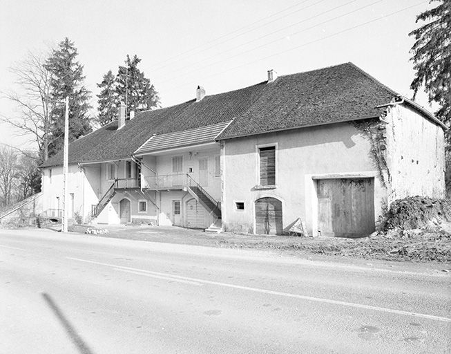 Fermes situées au lieudit Montchauvrot, cadastrée 1959 AC 58 : vue d'ensemble. © Région Bourgogne-Franche-Comté, Inventaire du patrimoine
