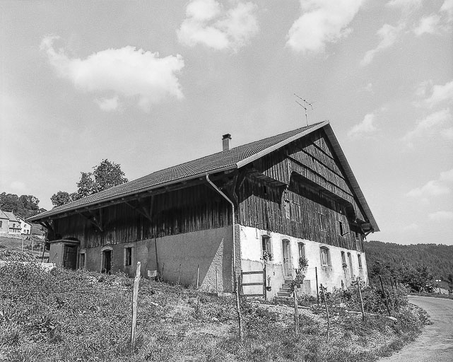 Ferme située au lieu-dit Le Pissoux : façades antérieure et latérale gauche. © Région Bourgogne-Franche-Comté, Inventaire du patrimoine