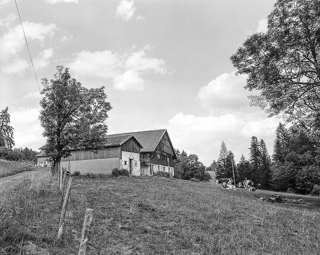 Ferme située au lieu-dit Grand Cerneux : vue d'ensemble. © Région Bourgogne-Franche-Comté, Inventaire du patrimoine