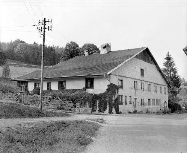 Façades antérieure et latérale gauche. © Région Bourgogne-Franche-Comté, Inventaire du patrimoine Façades antérieure et latérale gauche. © Région Bourgogne-Franche-Comté, Inventaire du patrimoine