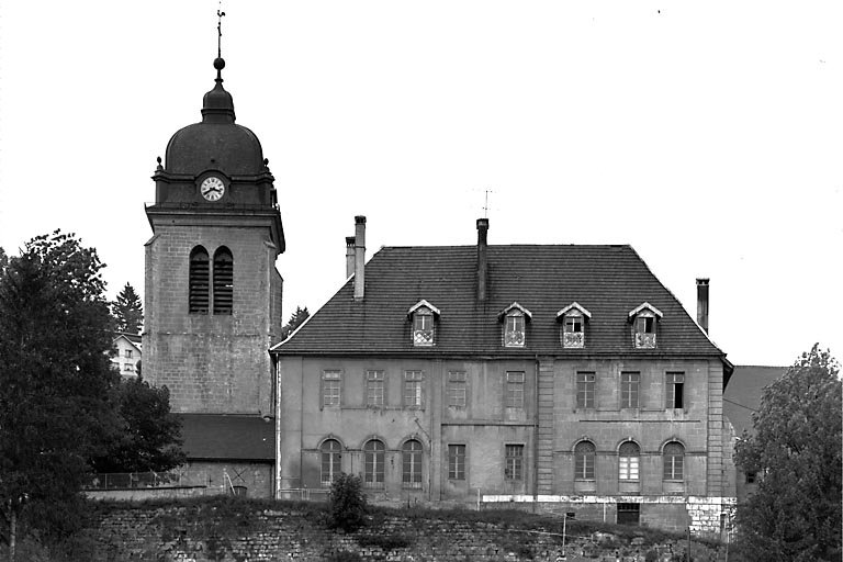 Aile sud du couvent et clocher de l'église. © Région Bourgogne-Franche-Comté, Inventaire du patrimoine