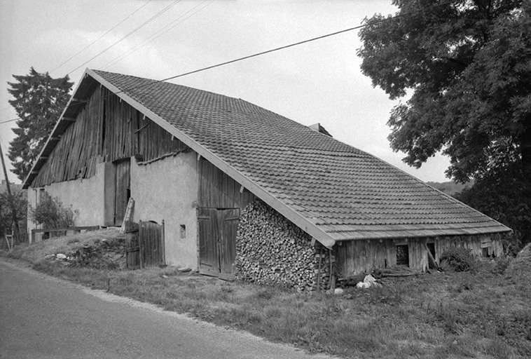 Ferme située rue des Vergers, cadastrée 1972 AB 62 : façade postérieure de trois quarts droit. © Région Bourgogne-Franche-Comté, Inventaire du patrimoine