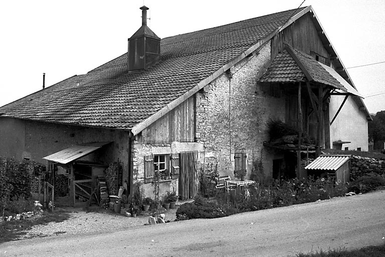 Façade antérieure vue de trois quarts gauche. © Région Bourgogne-Franche-Comté, Inventaire du patrimoine Façade antérieure vue de trois quarts gauche. © Région Bourgogne-Franche-Comté, Inventaire du patrimoine