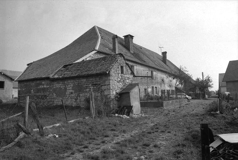 Ferme située rue du Château (?), cadastrée 1972 AB 185 : façade antérieure, vue de trois quarts gauche. © Région Bourgogne-Franche-Comté, Inventaire du patrimoine