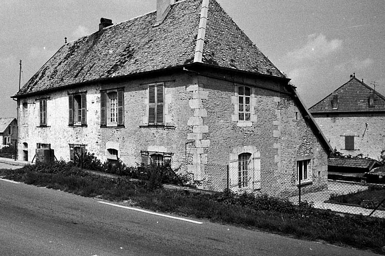Façade antérieure et face latérale droite. © Région Bourgogne-Franche-Comté, Inventaire du patrimoine