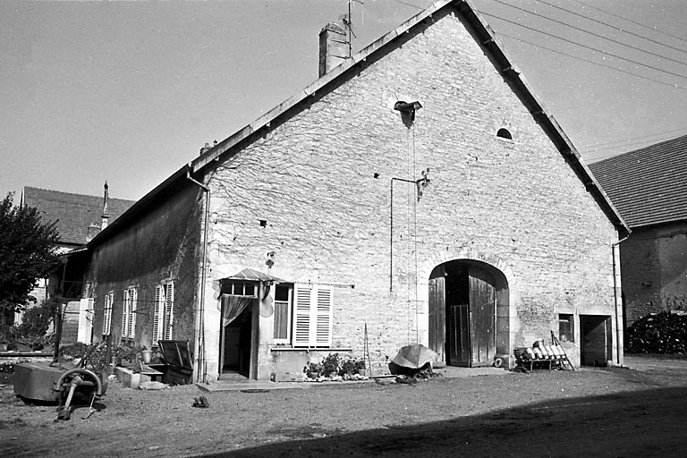 Façade antérieure et face latérale gauche. © Région Bourgogne-Franche-Comté, Inventaire du patrimoine Façade antérieure et face latérale gauche. © Région Bourgogne-Franche-Comté, Inventaire du patrimoine