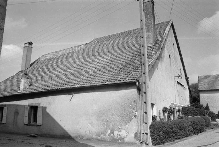 Façade antérieure et face latérale gauche. © Région Bourgogne-Franche-Comté, Inventaire du patrimoine Façade antérieure et face latérale gauche. © Région Bourgogne-Franche-Comté, Inventaire du patrimoine