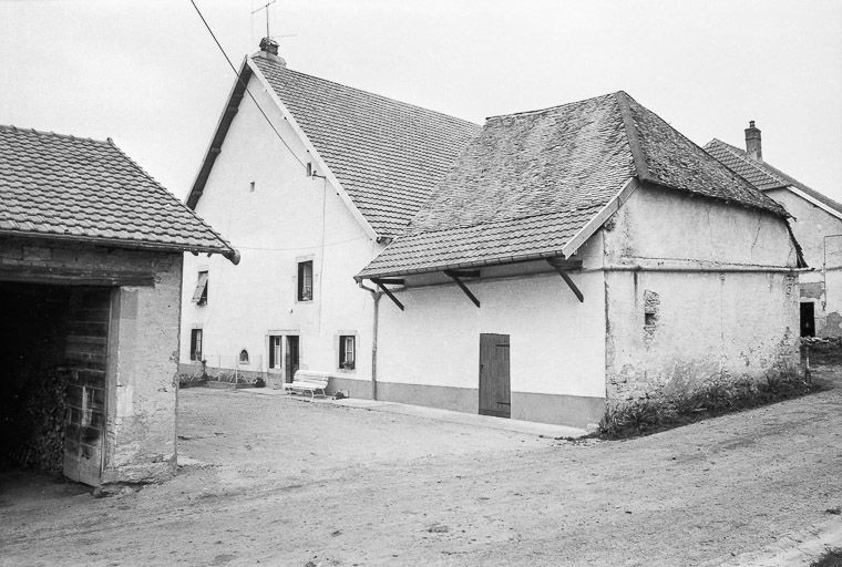 Façade antérieure vue de trois quarts droit. © Région Bourgogne-Franche-Comté, Inventaire du patrimoine Façade antérieure vue de trois quarts droit. © Région Bourgogne-Franche-Comté, Inventaire du patrimoine