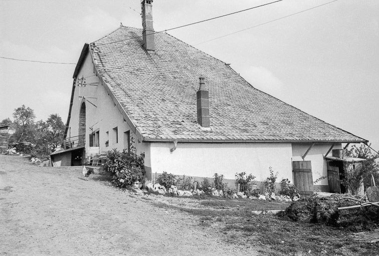 Ferme située chemin de la Vierge (?) : façades antérieure et latérale droite. © Région Bourgogne-Franche-Comté, Inventaire du patrimoine
