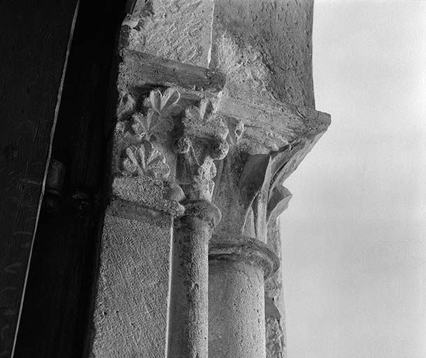 Détail du portail : les chapiteaux des colonnettes. © Région Bourgogne-Franche-Comté, Inventaire du patrimoine