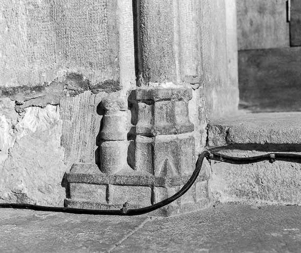 Intérieur : nef, détail de la base de la colonnette à gauche de l'escalier conduisant à la tour-clocher. © Région Bourgogne-Franche-Comté, Inventaire du patrimoine