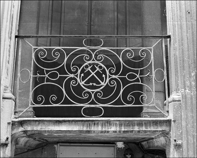Escalier à cage ouverte : détail d'un panneau de ferronnerie, de face. © Région Bourgogne-Franche-Comté, Inventaire du Patrimoine