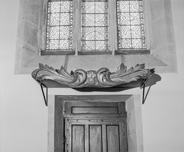 Bras du transept droit : décor de la porte d'entrée. © Région Bourgogne-Franche-Comté, Inventaire du patrimoine