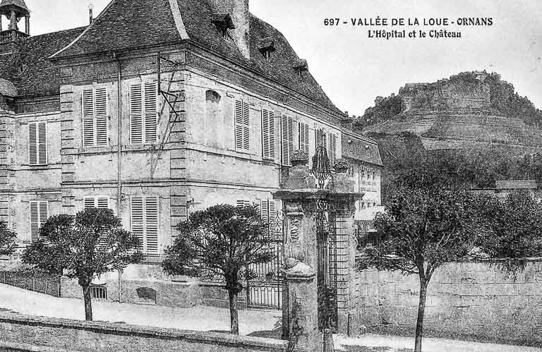 Vallée de la Loue - Ornans. L'hôpital et le Château, limite 19e siècle 20e siècle. © Région Bourgogne-Franche-Comté, Inventaire du patrimoine