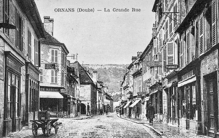 Ornans (Doubs) - La Grande Rue, limite 19e siècle 20e siècle. © Région Bourgogne-Franche-Comté, Inventaire du patrimoine