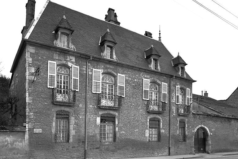 Façade antérieure vue de trois quarts gauche. © Région Bourgogne-Franche-Comté, Inventaire du patrimoine