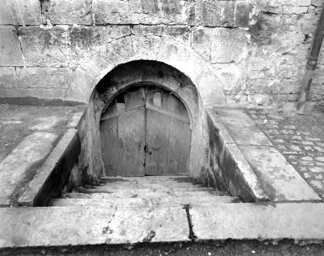 Entrée du sous-sol. © Région Bourgogne-Franche-Comté, Inventaire du patrimoine