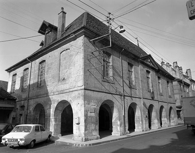 Façade antérieure et face latérale gauche. © Région Bourgogne-Franche-Comté, Inventaire du patrimoine Façade antérieure et face latérale gauche. © Région Bourgogne-Franche-Comté, Inventaire du patrimoine