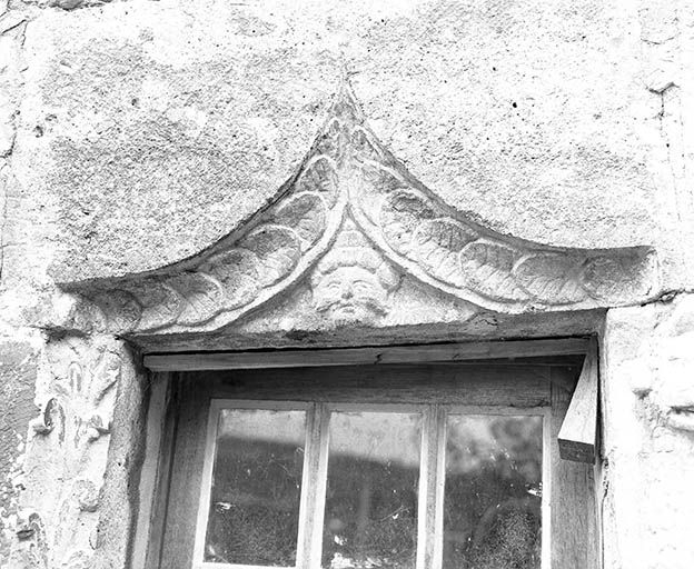 Détail du linteau de la baie gauche au rez-de-chaussée, côté cour. © Région Bourgogne-Franche-Comté, Inventaire du patrimoine