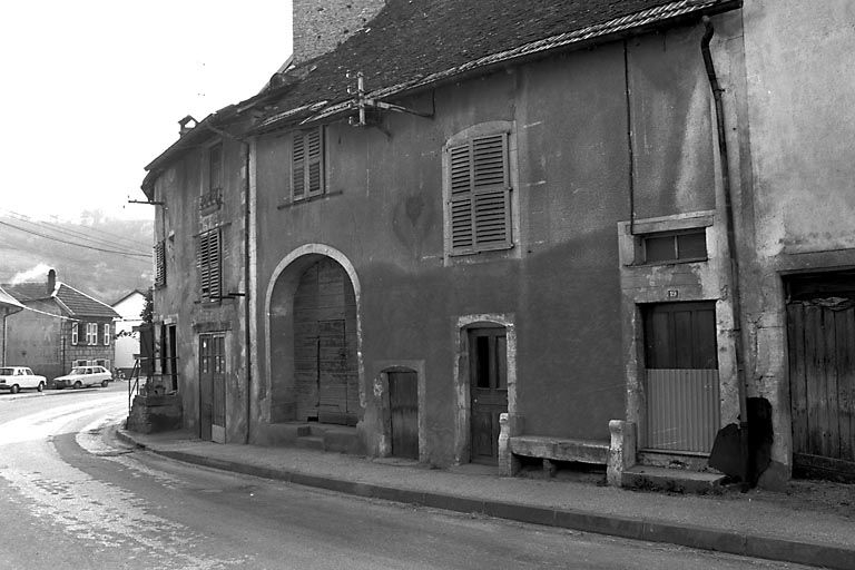 Façade antérieure de trois quarts-droit. © Région Bourgogne-Franche-Comté, Inventaire du patrimoine