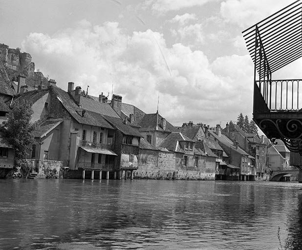 Façades postérieures des maisons de la rue Pierre-Vernier depuis la passerelle. © Région Bourgogne-Franche-Comté, Inventaire du patrimoine