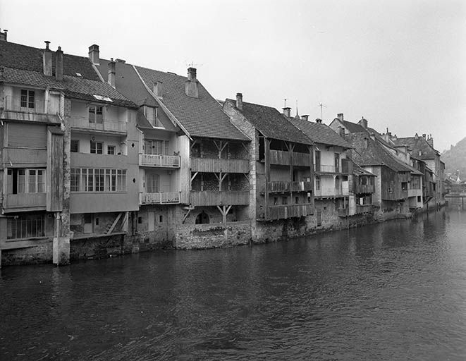 Façades postérieures des maisons de la rue Saint-Laurent depuis le grand pont, vue générale. © Région Bourgogne-Franche-Comté, Inventaire du patrimoine