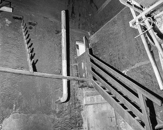 Intérieur : "tué" droit, escalier et entrée de la chambre haute. © Région Bourgogne-Franche-Comté, Inventaire du patrimoine