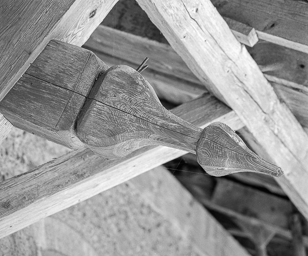 Extrémité d'arbalétriers sculptés. © Région Bourgogne-Franche-Comté, Inventaire du patrimoine