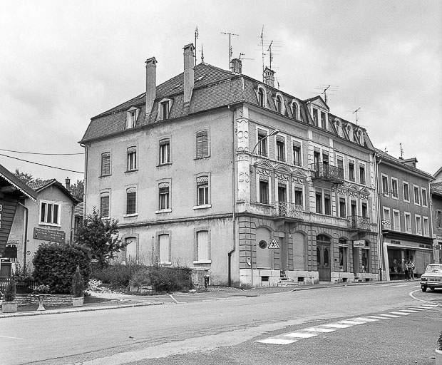 Façade sur rue. © Région Bourgogne-Franche-Comté, Inventaire du patrimoine Façade sur rue. © Région Bourgogne-Franche-Comté, Inventaire du patrimoine