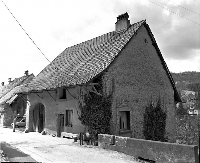 Façade antérieure de trois quarts droit. © Région Bourgogne-Franche-Comté, Inventaire du patrimoine
