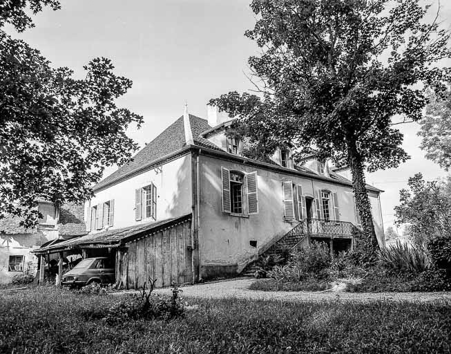 Maison de maître : façade antérieure vue de trois quarts droit. © Région Bourgogne-Franche-Comté, Inventaire du patrimoine