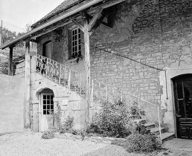 Détail de l'escalier extérieur de l'habitation. © Région Bourgogne-Franche-Comté, Inventaire du patrimoine