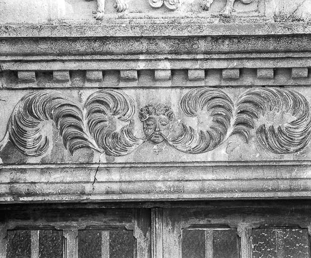 Linteau de la porte d'entrée. © Région Bourgogne-Franche-Comté, Inventaire du patrimoine