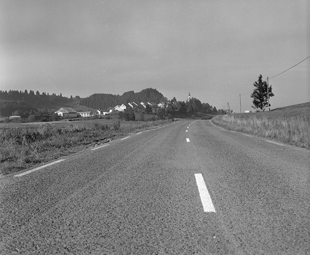 Vue d'ensemble du village, depuis la route de Chaux-Neuve. © Région Bourgogne-Franche-Comté, Inventaire du patrimoine