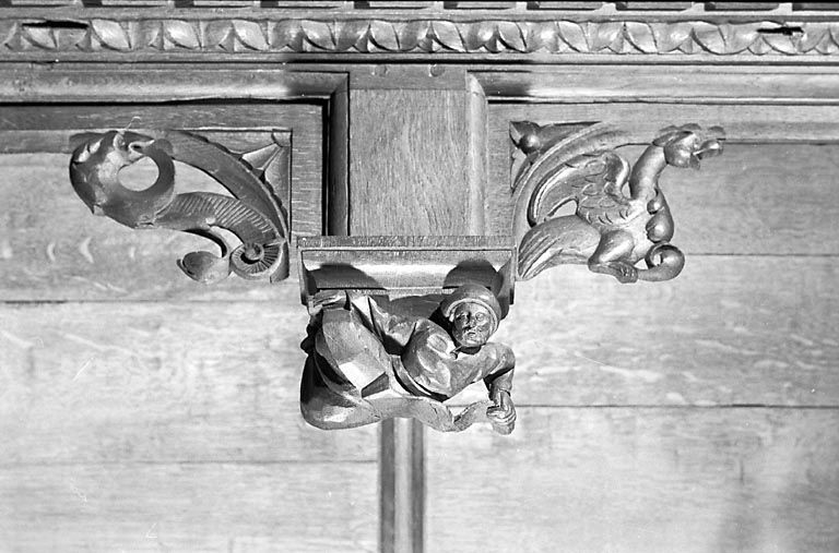 Statuette de la retombée n° 1 des stalles nord. © Région Bourgogne-Franche-Comté, Inventaire du patrimoine