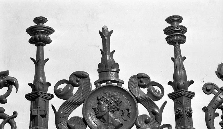 Couronnement n° 11 des stalles nord. © Région Bourgogne-Franche-Comté, Inventaire du patrimoine